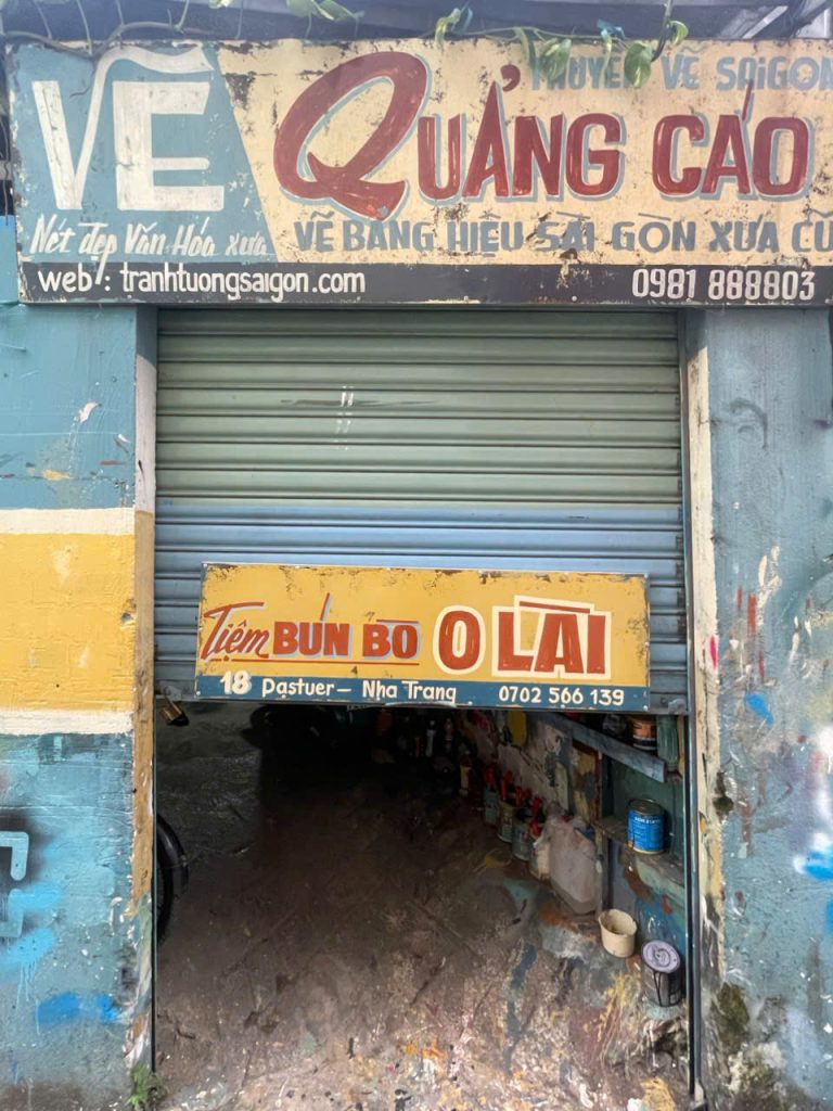 bảng hiệu Sài Gòn xưa - BẢNG HIỆU SÀI GÒN XƯA – BẢNG HIỆU VẼ TAY SÁNG TẠO ĐẬM CHẤT HOÀI NIỆM