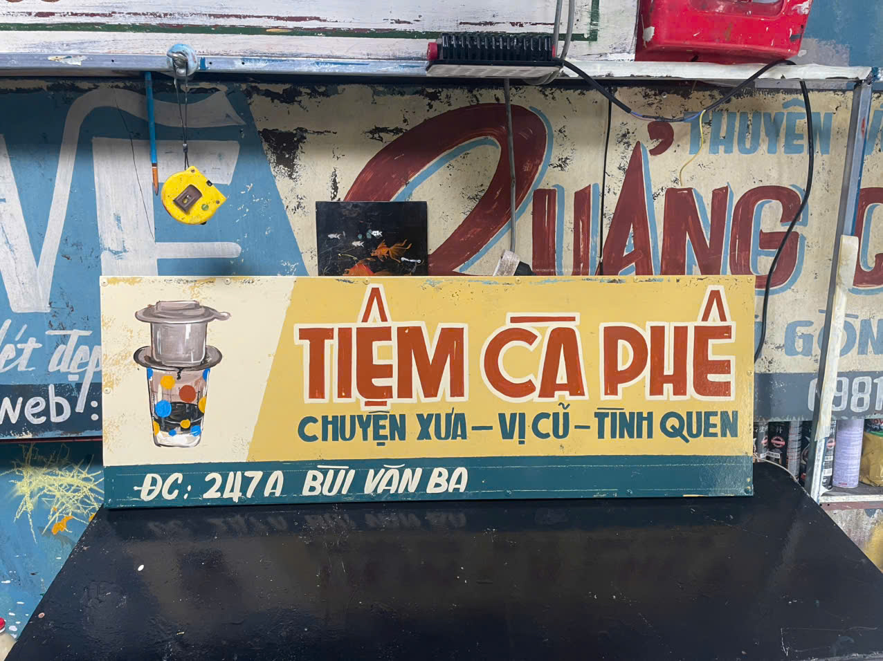 Vẽ bảng hiệu bằng tay Thuyên có nhận Vẽ bảng hiệu bằng tay nè mọi người, nay cũng đã làm được hơn 1 thập kỷ rồi ah. vẽ bảng hiệu sài gòn xưa, vẽ bảng hiệu bao cấp